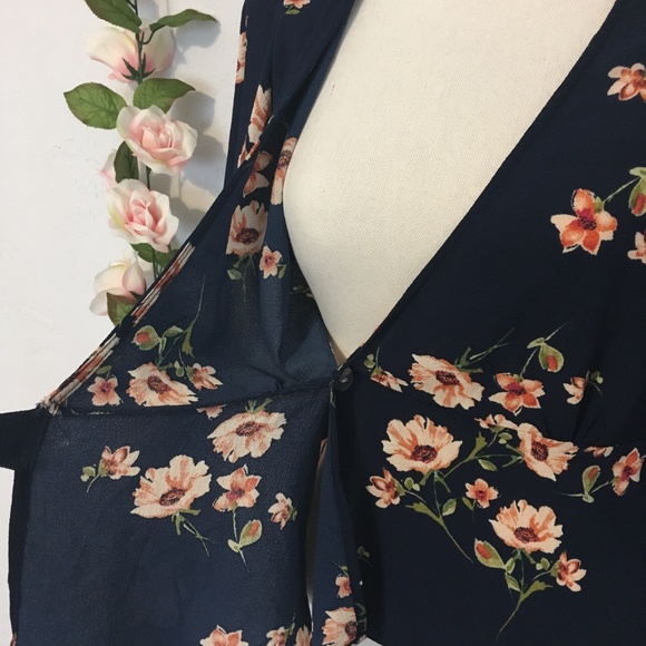 Flutter Sleeve Floral Wrap Top EUC - Picture 5 of 8